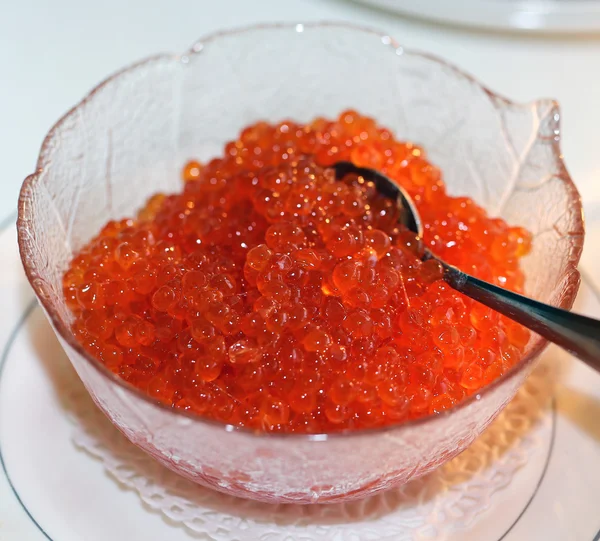 Skålen med röd kaviar — Stockfoto