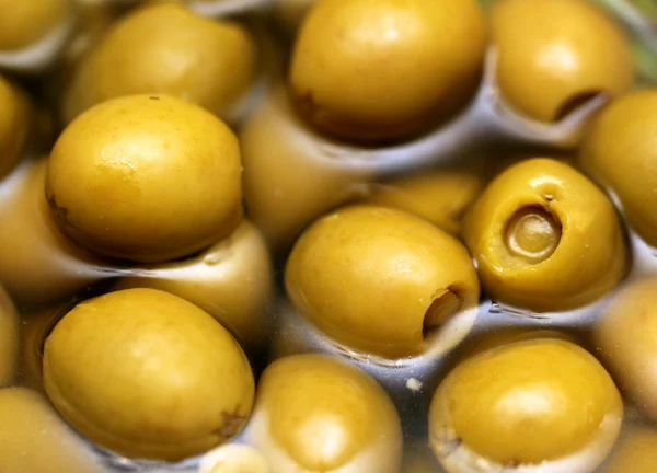 Aceitunas verdes en líquido — Foto de Stock