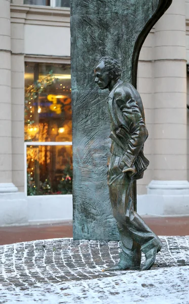 Anıt bulat Okudjava arbat Moskova'da cadde üzerinde — Stok fotoğraf