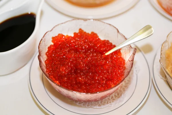 Placa grande com caviar vermelho — Fotografia de Stock