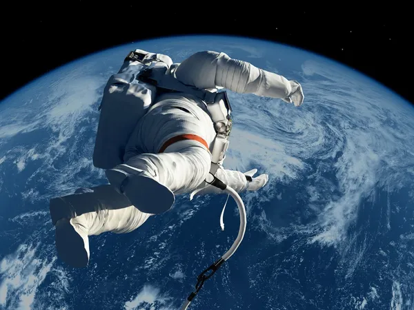 De astronaut op een achtergrond van een planeet — Stockfoto