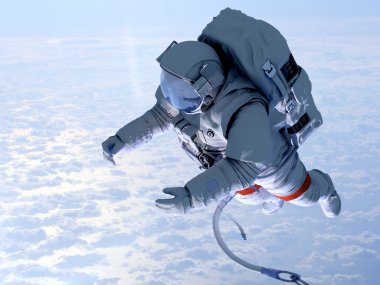 astronot bulutların üstünde