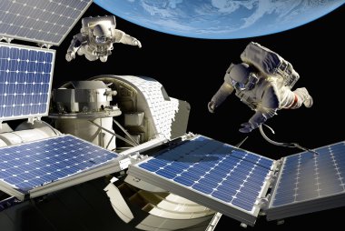 Astronotlar uzayda güneş battarei çevresinde