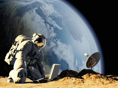 Astronot dizlerinin üzerinde güneş bataryasının yanında. 