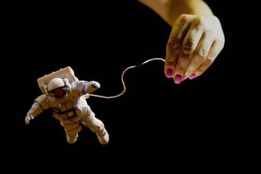 Siyah arka planda insan eli ve astronot. ., 3d canlandırma