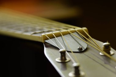 müzik enstrümanı siyah arkaplanda.