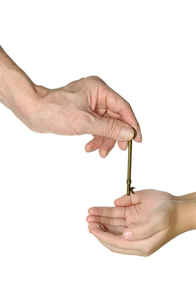 Två händer passerar en gammal nyckel — Stockfoto