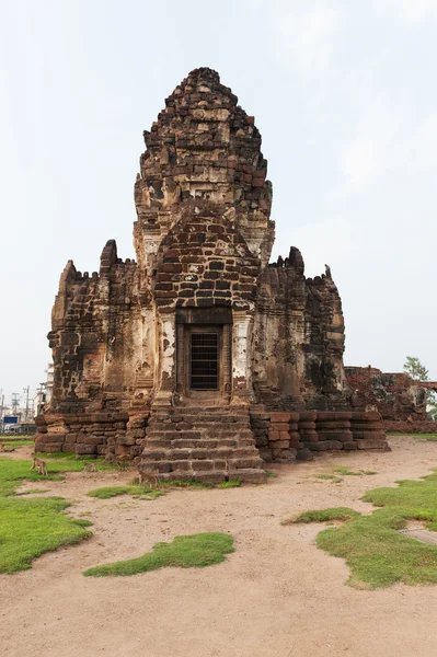 Храм Ват Пхра Пранг Сэм Йот — стоковое фото