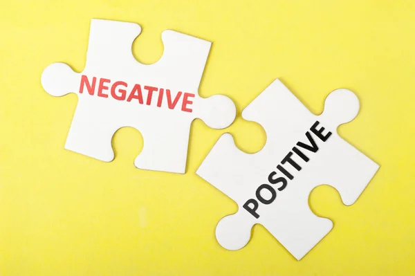 Negatieve versus positieve — Stockfoto