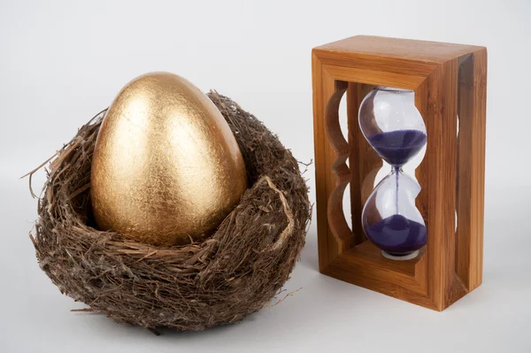 Golden egg and hourglass — Stock Photo, Image