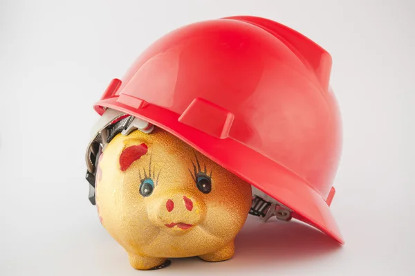 Piggy bank in helm — Stockfoto