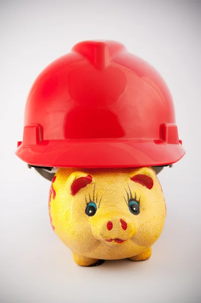 Piggy banco no capacete — Fotografia de Stock