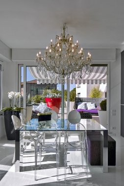 Modern cam masa oturma odası için