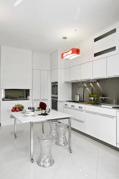 Moderna cucina in laminato bianco — Foto Stock