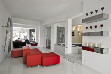 bir tavan arasında modern bir oturma odasında deri kırmızı koltuk