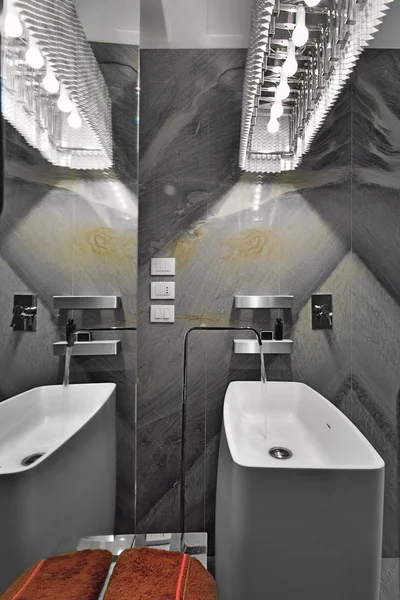 Détail du lavabo d'une petite salle de bain moderne — Photo