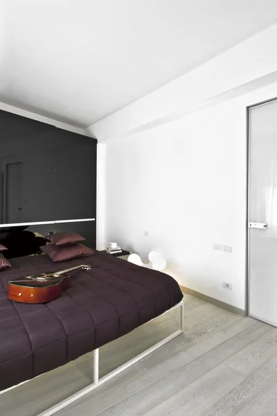 Chambre moderne avec plancher de bois — Photo