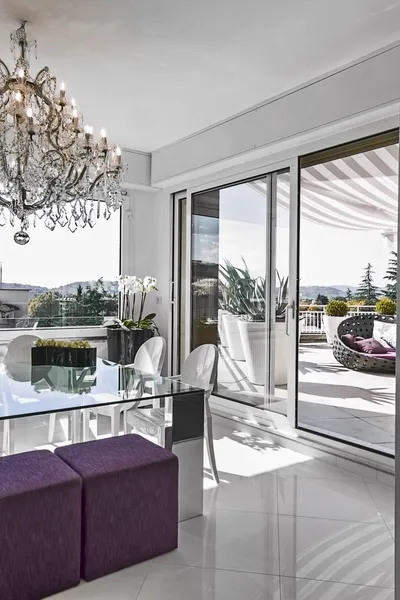 Moderno comedor con mesa de cristal con vistas a la terraza —  Fotos de Stock