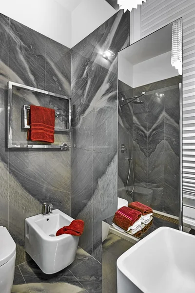 Detail der Hygieneartikel eines modernen kleinen Badezimmers — Stockfoto