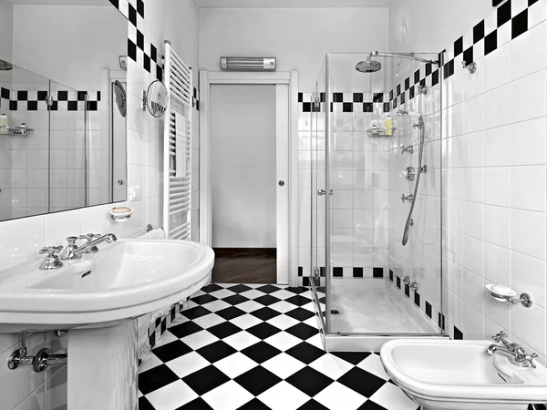 Salle de bain moderne en noir et blanc — Photo