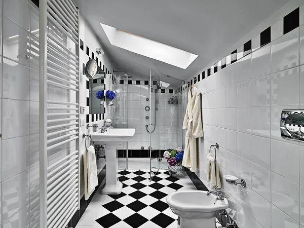 Современная ванная комната в черно-белом — стоковое фото