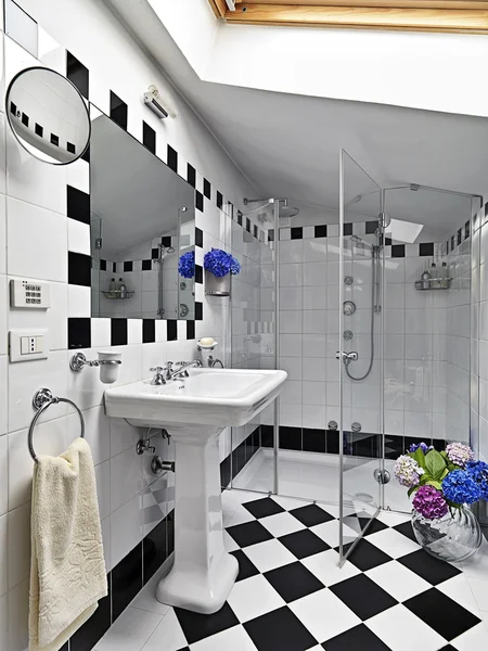 Modernt badrum i svart och vitt — Stockfoto