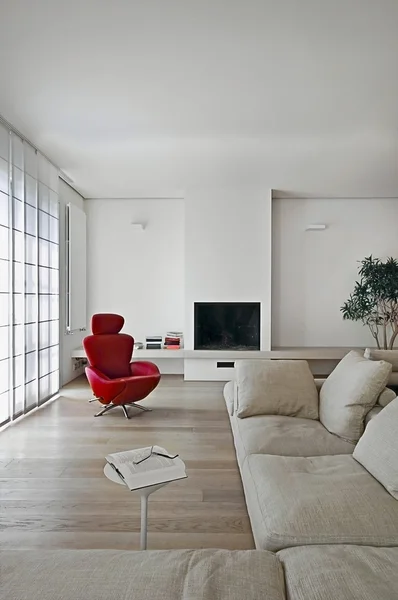 Moderní obývací pokoj s krbem — Stock fotografie