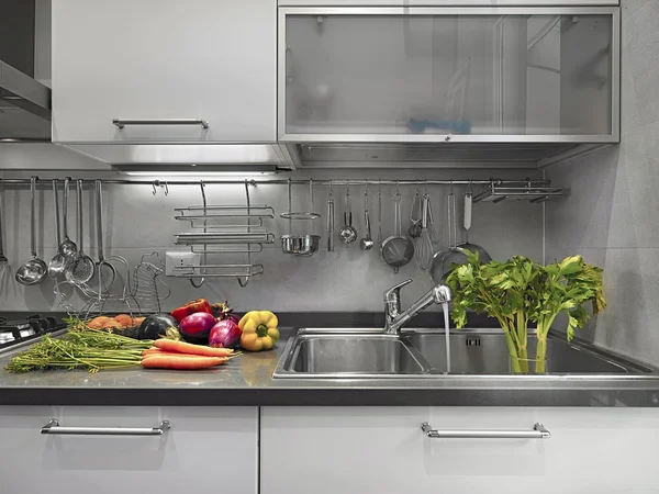 Detail dřezu v moderní kuchyni se zeleninou — Stock fotografie