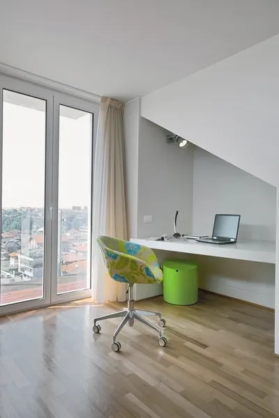 Escritorio moderno en el dormitorio infantil — Foto de Stock