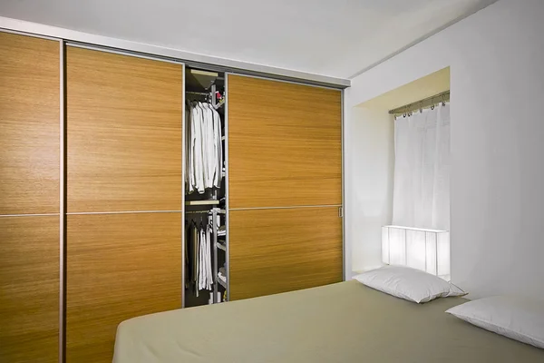Современная спальня с гардеробом — стоковое фото