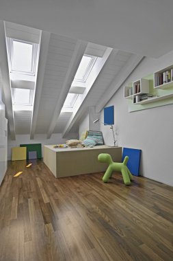 garret üzerinde modern yatak odası