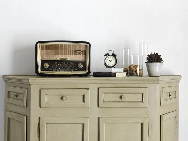 Radio antigua en muebles viejos — Foto de Stock