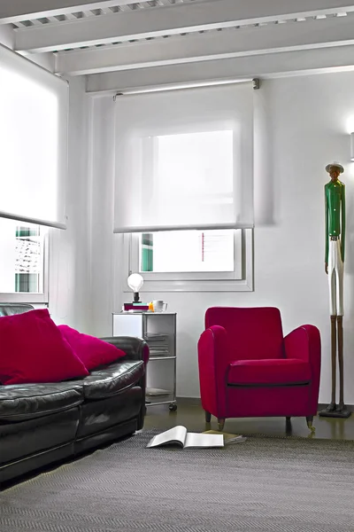 A modern nappaliban piros fotelek — Stock Fotó