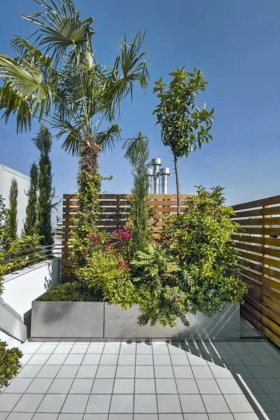 Terrazza moderna con pavimento in legno — Foto Stock