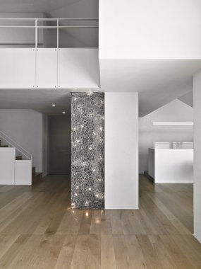 ahşap zemin ve garret ile modern giriş