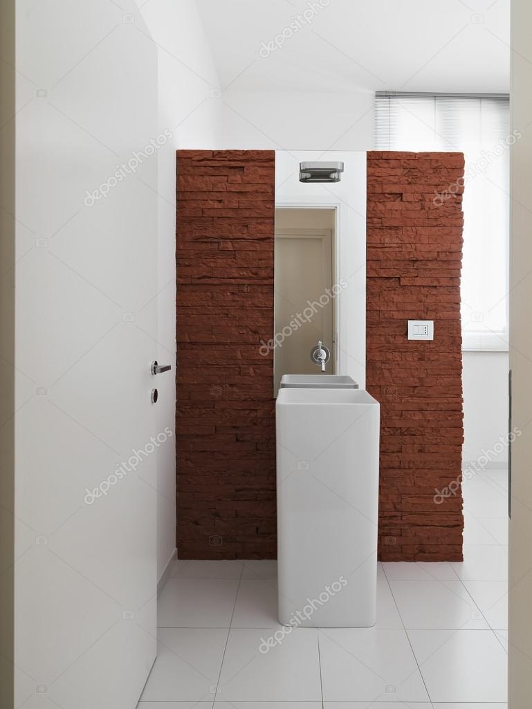 moderno cuarto de baño con baldosas blancas — Foto de stock