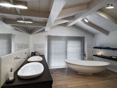 garret üzerinde modern banyo