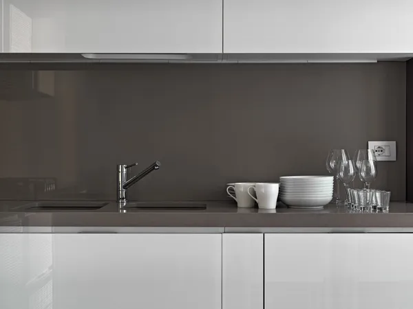 Gerechten in een moderne keuken — Stockfoto