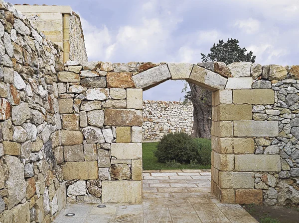 Kamenné zdi a dveře s obloukem a keystone — Stock fotografie