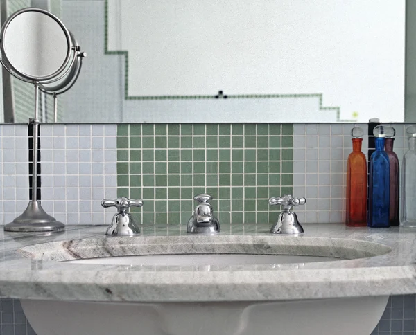 Lavabo dans la salle de bain moderne — Photo