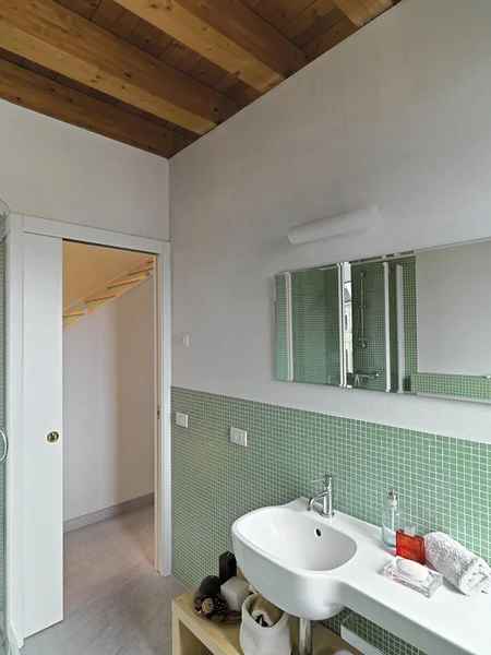 Banheiro moderno no sótão — Fotografia de Stock