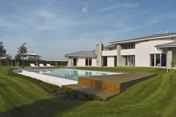 Exterior de villa moderna con piscina — Foto de Stock