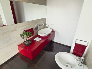 Banyo dolabında kırmızı