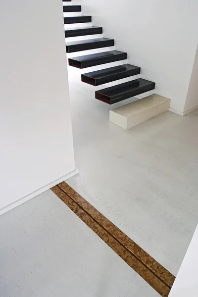 在现代的客厅里的铁艺楼梯 — 图库照片