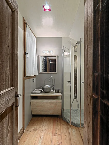 Ρουστίκ Εσωτερικό Μπάνιο Ξύλινο Πάτωμα Στο Παρασκήνιο Ντουλάπι Νιπτήρα Νιπτήρα — Φωτογραφία Αρχείου