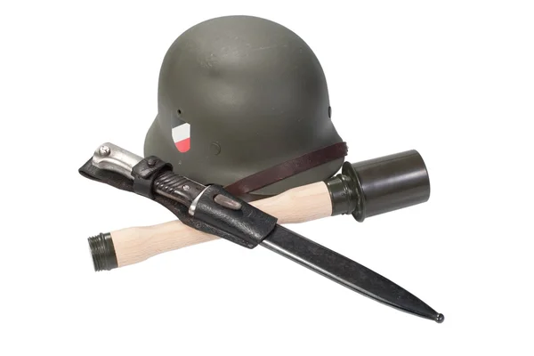 Duitse leger helm, Handgranaat een bajonet Tweede Wereldoorlog periode geïsoleerd op — Stockfoto