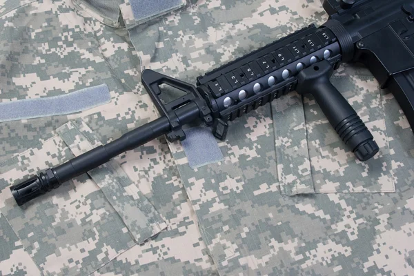 US Army M4A1 carbine dengan latar belakang seragam — Stok Foto
