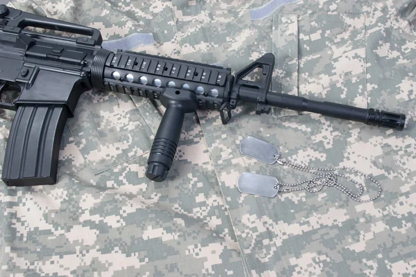 Carabine M4 avec étiquettes de chien vierges sur uniforme de camouflage — Photo