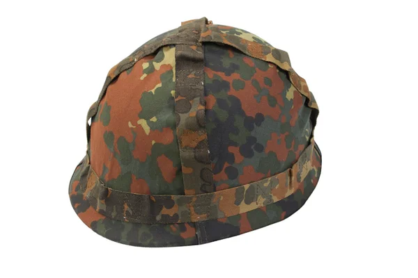 Capacete do exército alemão com tampa de camuflagem isolado no fundo branco — Fotografia de Stock