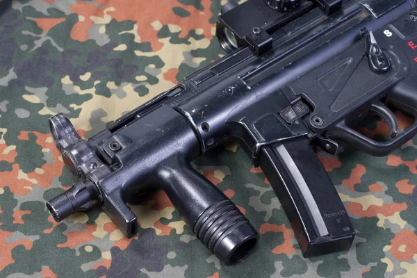 Subfusil moderno alemán MP5 sobre fondo camuflado —  Fotos de Stock